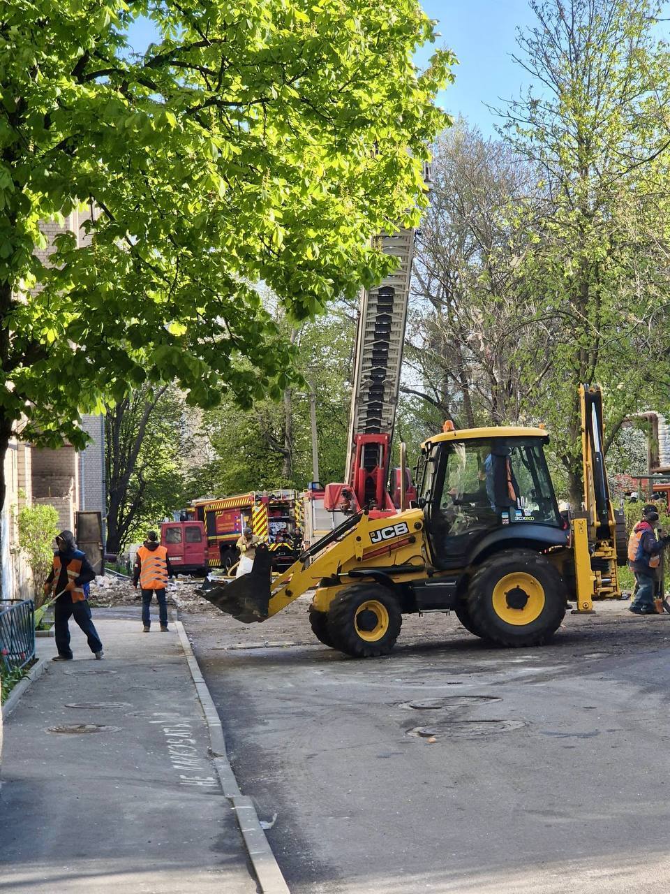 У багатоповерхівці повністю знищено оселі з дев'ятого по шостий поверхи: нові подробиці наслідків атаки РФ на Дніпро. Фото та відео