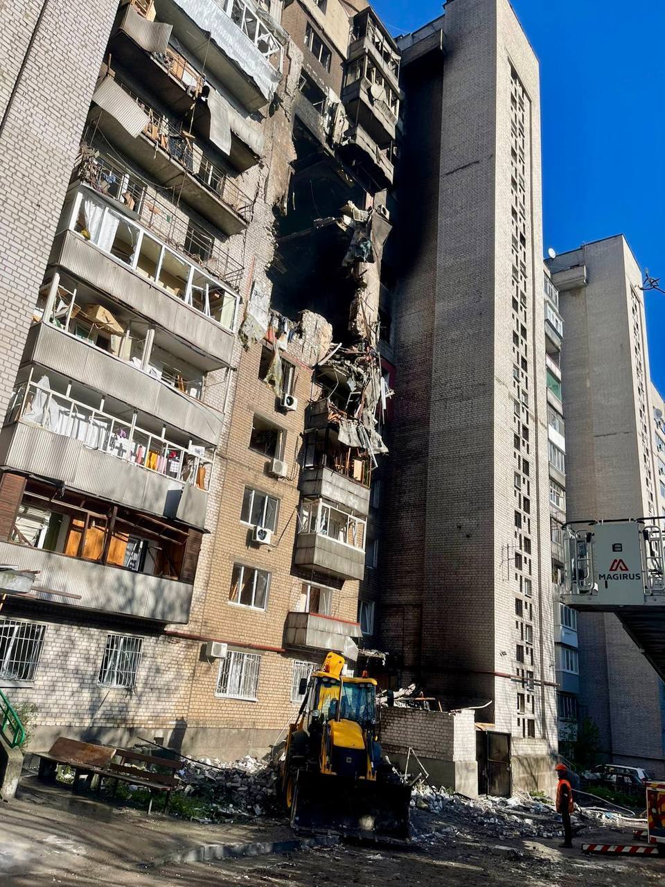 У багатоповерхівці повністю знищено оселі з дев'ятого по шостий поверхи: нові подробиці наслідків атаки РФ на Дніпро. Фото та відео
