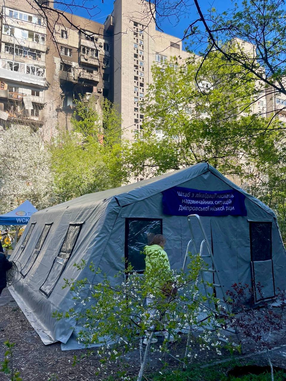 У багатоповерхівці повністю знищено оселі з дев'ятого по шостий поверхи: нові подробиці наслідків атаки РФ на Дніпро. Фото та відео