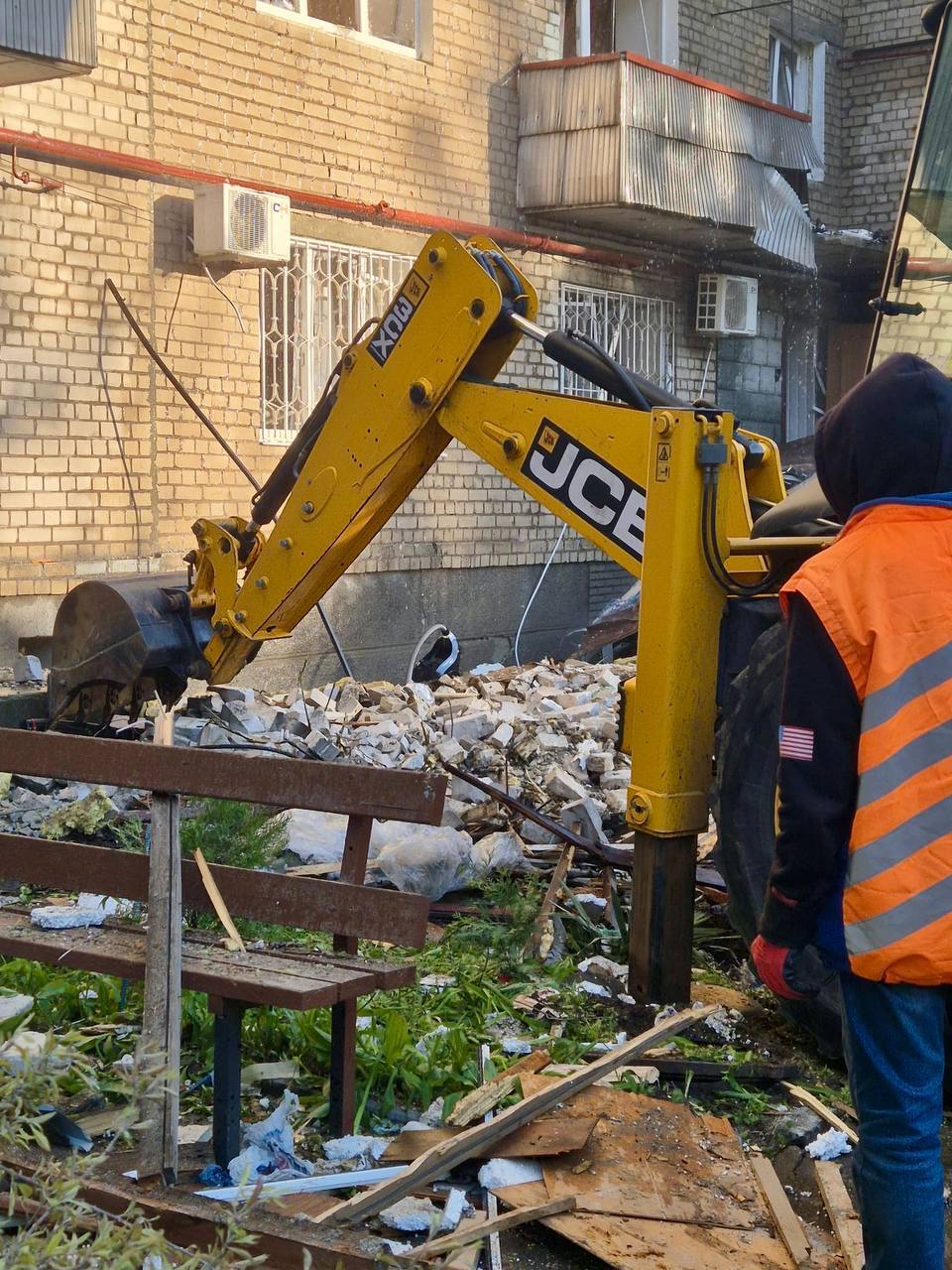 У багатоповерхівці повністю знищено оселі з дев'ятого по шостий поверхи: нові подробиці наслідків атаки РФ на Дніпро. Фото та відео