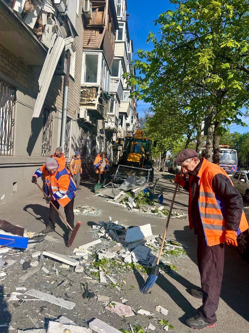 У багатоповерхівці повністю знищено оселі з дев'ятого по шостий поверхи: нові подробиці наслідків атаки РФ на Дніпро. Фото та відео