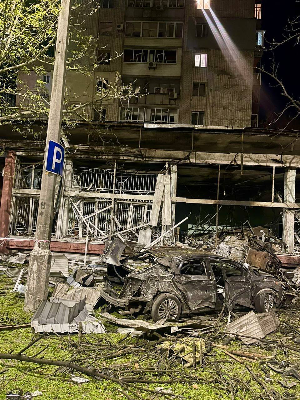 У багатоповерхівці повністю знищено оселі з дев'ятого по шостий поверхи: нові подробиці наслідків атаки РФ на Дніпро. Фото та відео