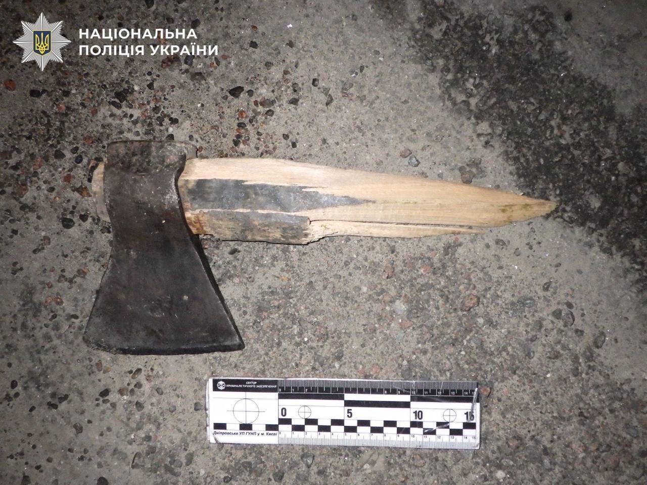 У Києві чоловік розмахував перед перехожими сокирою та намагався забрати скутер у підлітка. Фото та подробиці