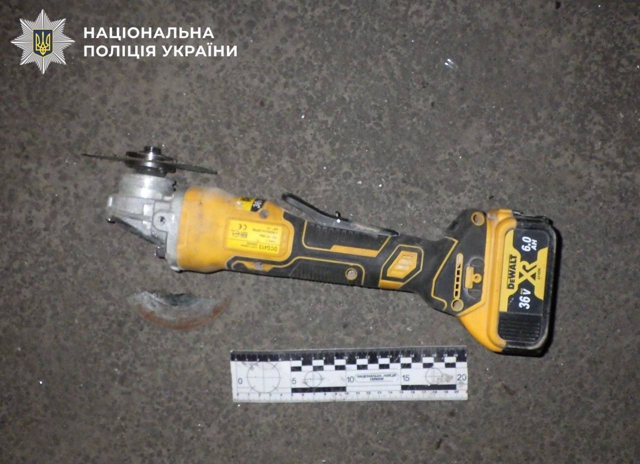 У Києві чоловік розмахував перед перехожими сокирою та намагався забрати скутер у підлітка. Фото та подробиці