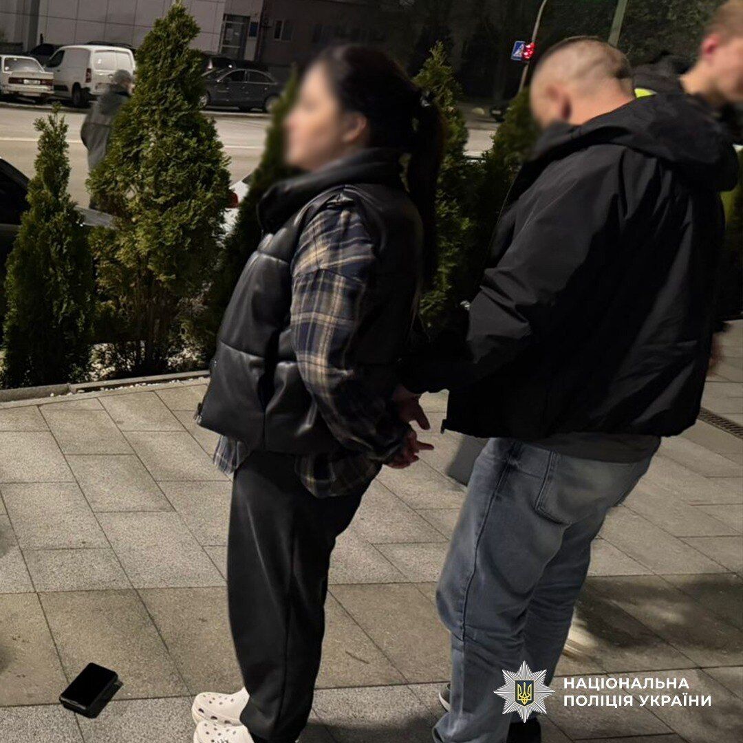 Вимагали $20 тис. у цивільної дружини мобілізованого чоловіка за "звільнення з ТЦК": у Києві затримали зловмисників. Фото