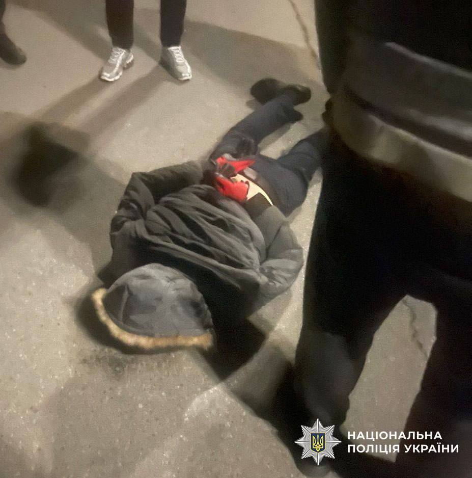 Обіцяли $1 тис.: у Києві затримали  чоловіка, який підпалив автівку військового. Фото та подробиці