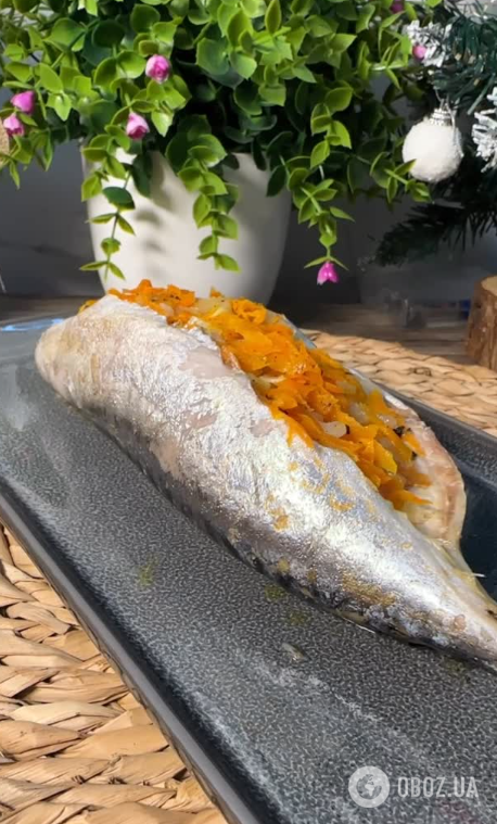 Найсмачніша запечена скумбрія з морквою та цибулею: як швидко приготувати на обід