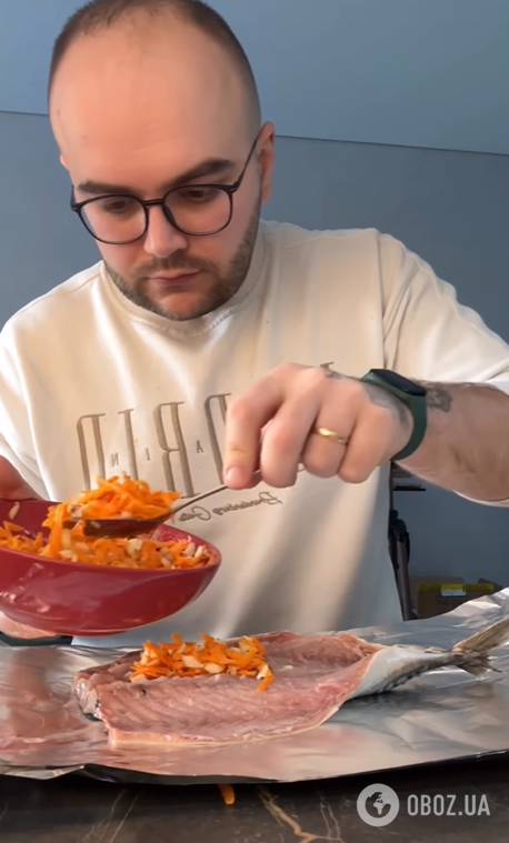 Найсмачніша запечена скумбрія з морквою та цибулею: як швидко приготувати на обід