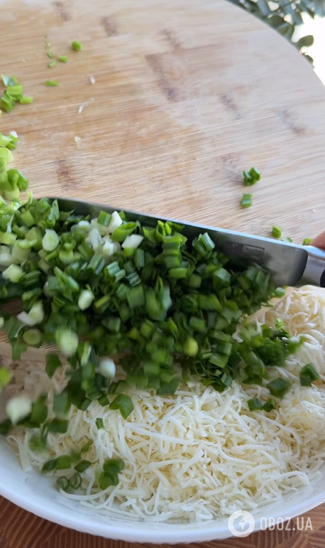 Ліниві конвертики з лаваша: додайте всередину сир та зелену цибулю