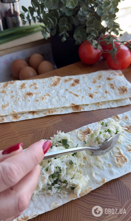 Ліниві конвертики з лаваша: додайте всередину сир та зелену цибулю