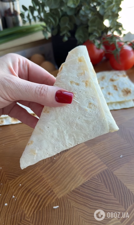 Ліниві конвертики з лаваша: додайте всередину сир та зелену цибулю