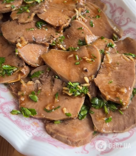 Как вкусно замариновать свиной язык: с соевым соусом, чесноком и петрушкой