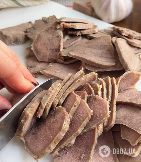 Как вкусно замариновать свиной язык: с соевым соусом, чесноком и петрушкой