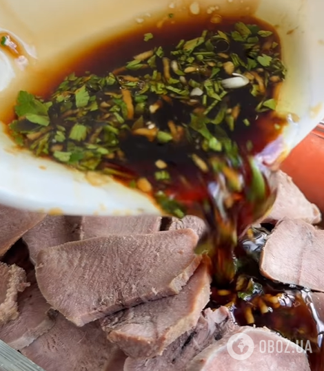 Как вкусно замариновать свиной язык: с соевым соусом, чесноком и петрушкой