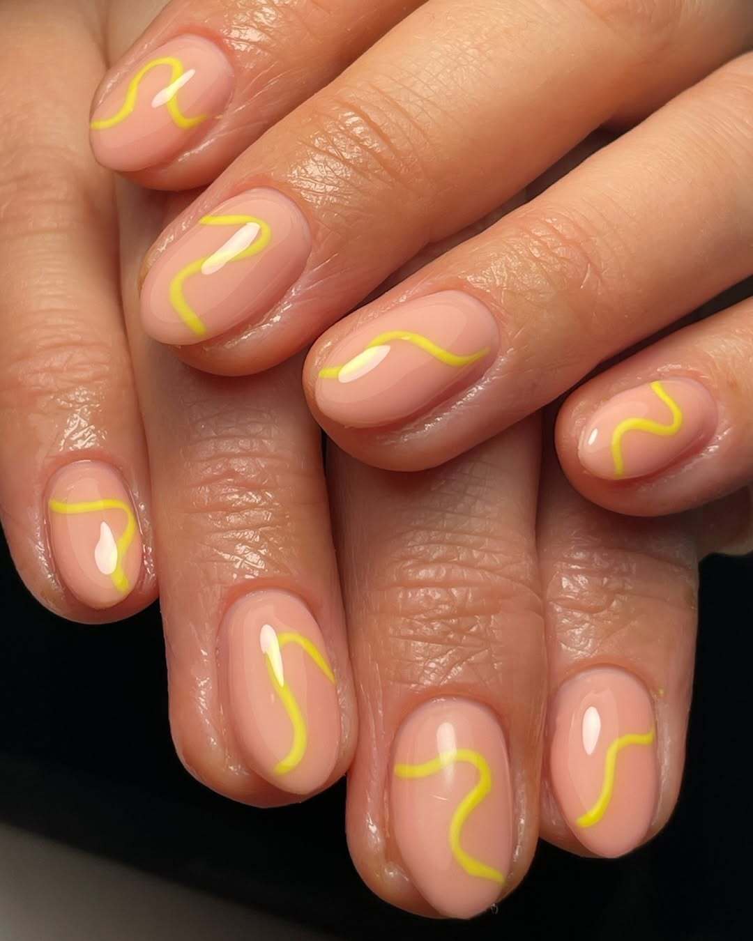 Какой маникюр делает ногти визуально длиннее: 7 лучших дизайнов