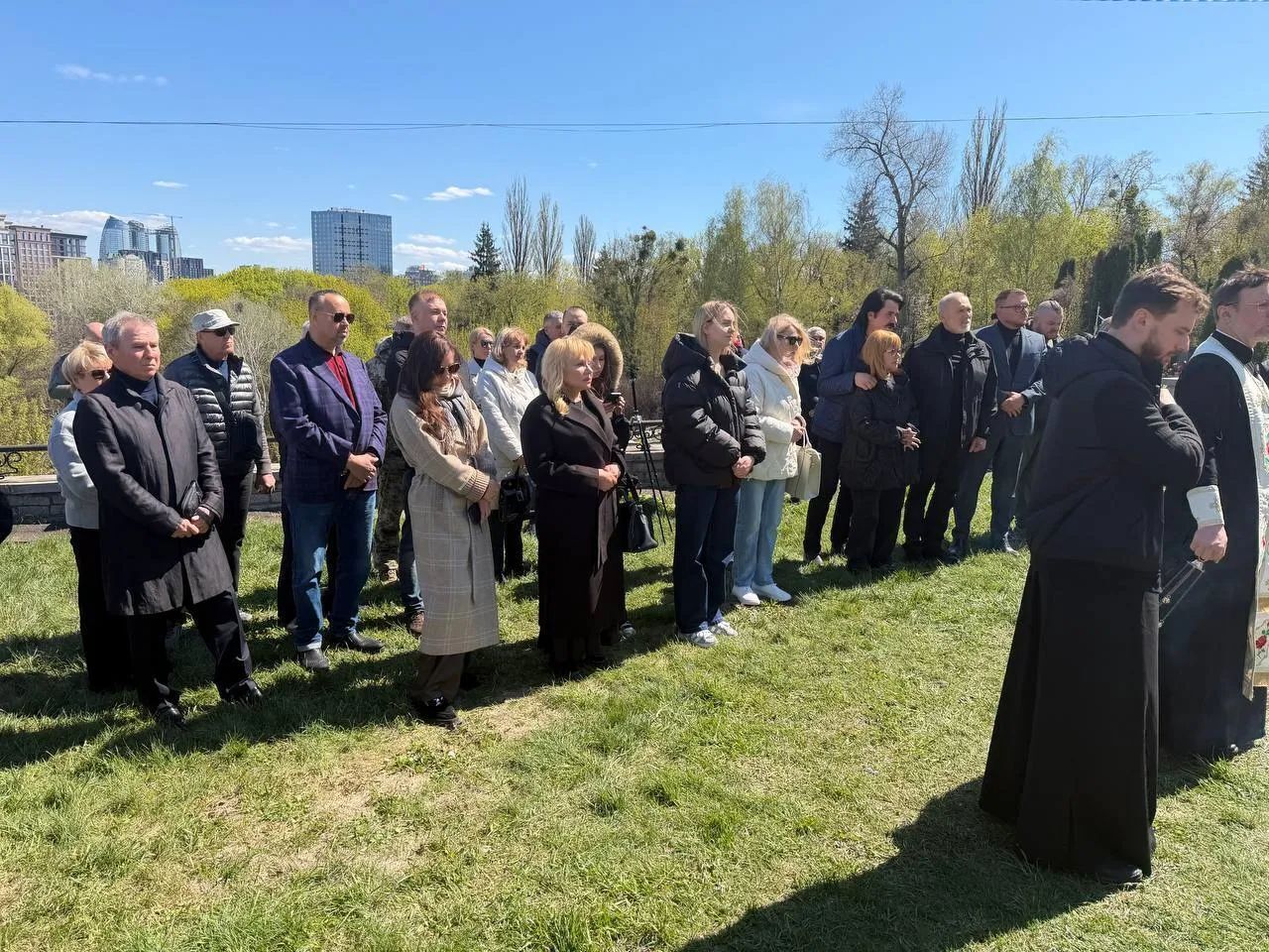 На могиле Виталия Билоножко установили памятник: торжественную церемонию посетили легенды украинского шоубиза. Фото