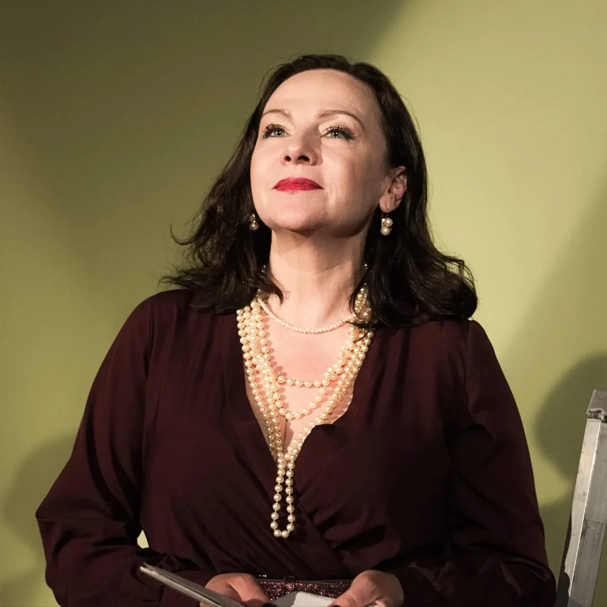 Заштовхали в одному пеньюарі до літнього актора без штанів: заслужена артистка України розповіла про жахливий випадок зі зйомок у 90-х