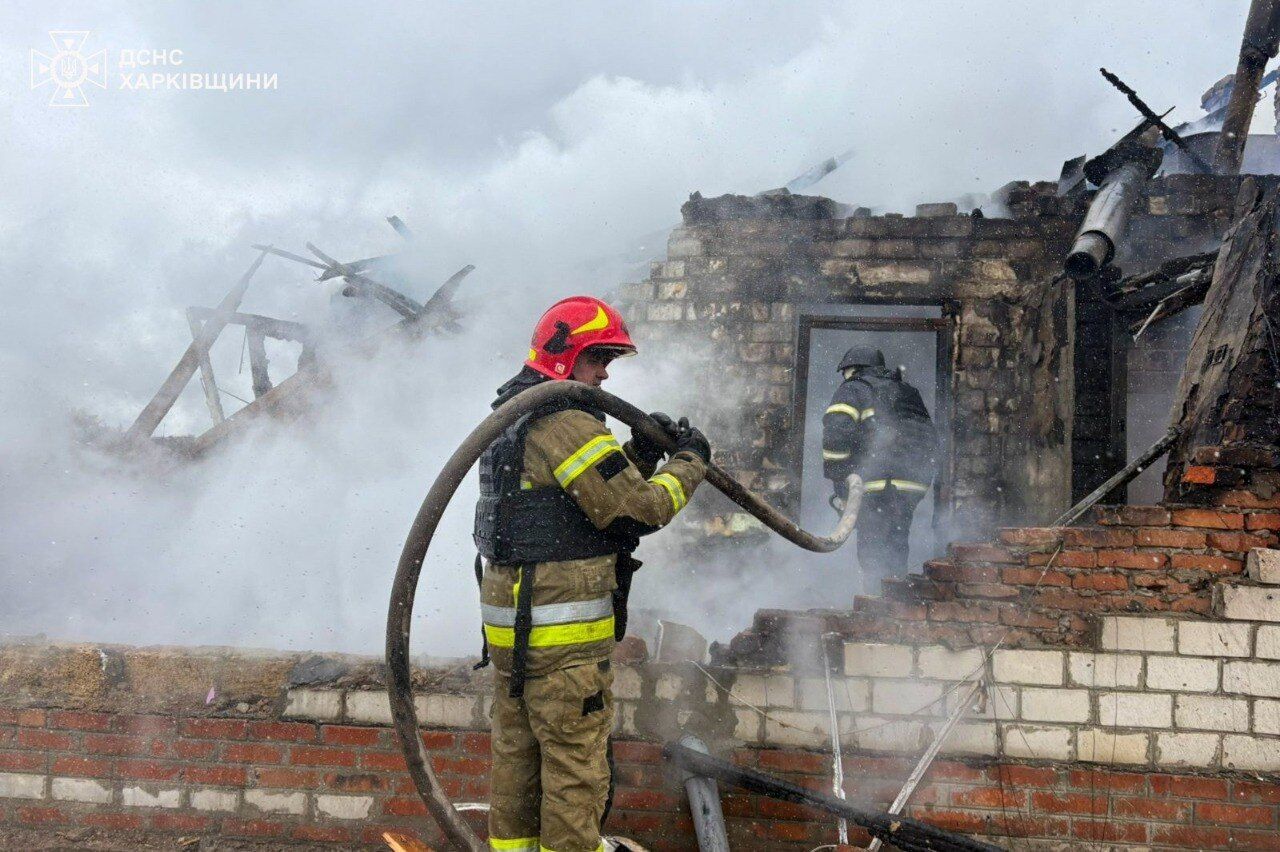 Оккупанты ударили по Балаклее на Харьковщине: горел дом и авто, есть жертва и пострадавшие. Фото