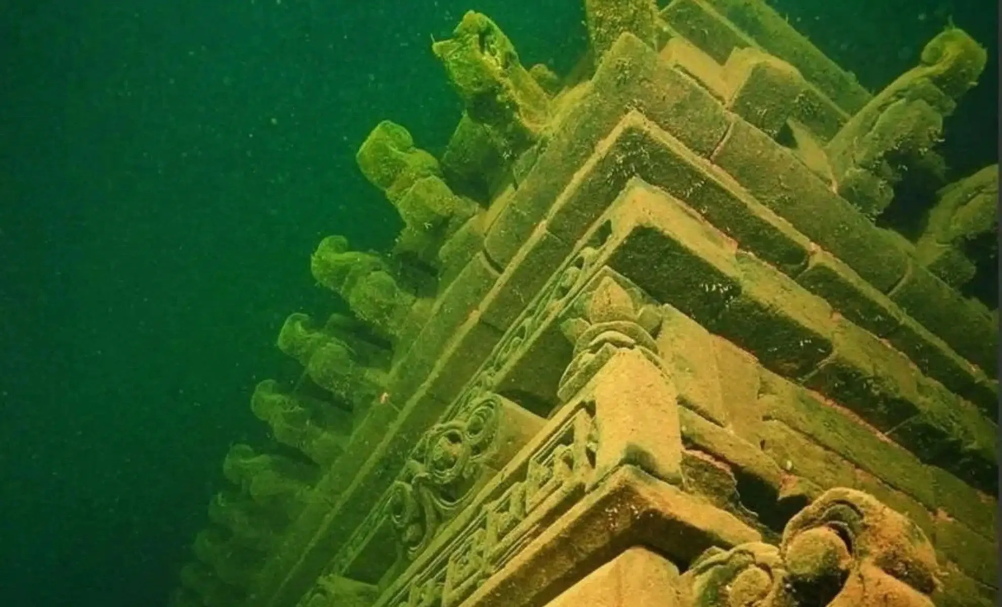 У Китаї на дні озера знайшли затоплене 600-річне місто: чим воно здивувало вчених