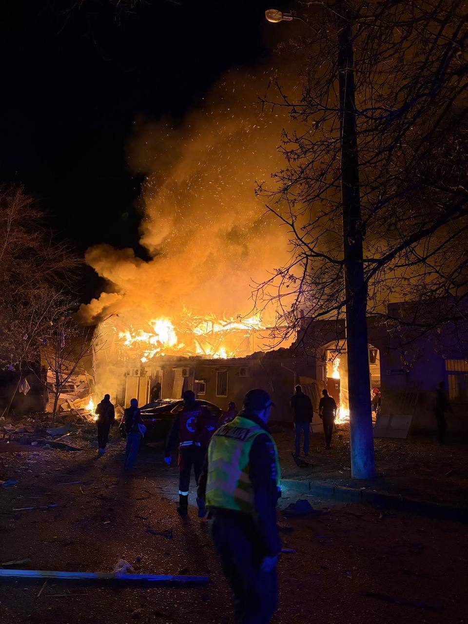 Окупанти атакували Одесу: зафіксовано влучання у житлові будинки, є загиблі і  постраждалі. Фото та відео