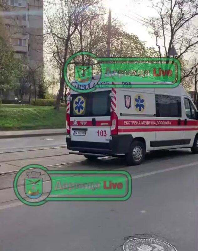 У Києві на Позняках через смерть пасажирки зупинили рух трамваїв. Подробиці та відео