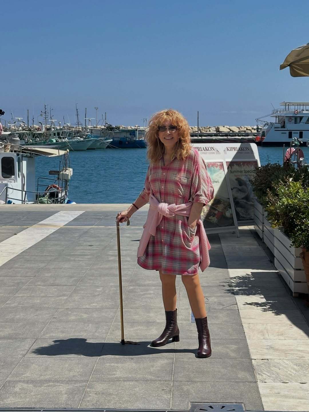 Більше не соромиться тростини: що злі язики кажуть про здоровʼя Пугачової та який вигляд Примадонна насправді має в 77 років