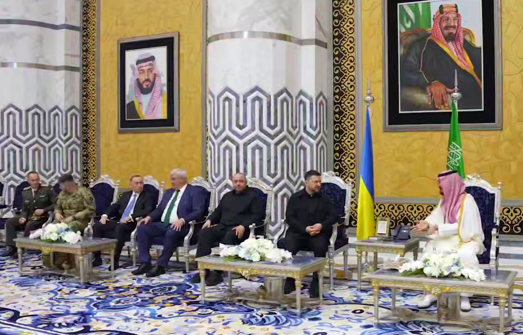 Зеленський прибув з візитом до Саудівської Аравії і назвав ключові теми перемовин. Відео