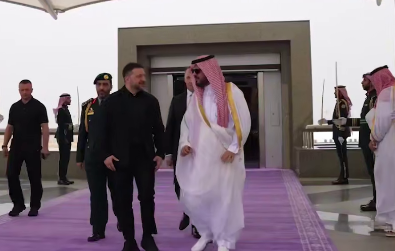 Зеленський прибув з візитом до Саудівської Аравії і назвав ключові теми перемовин. Відео