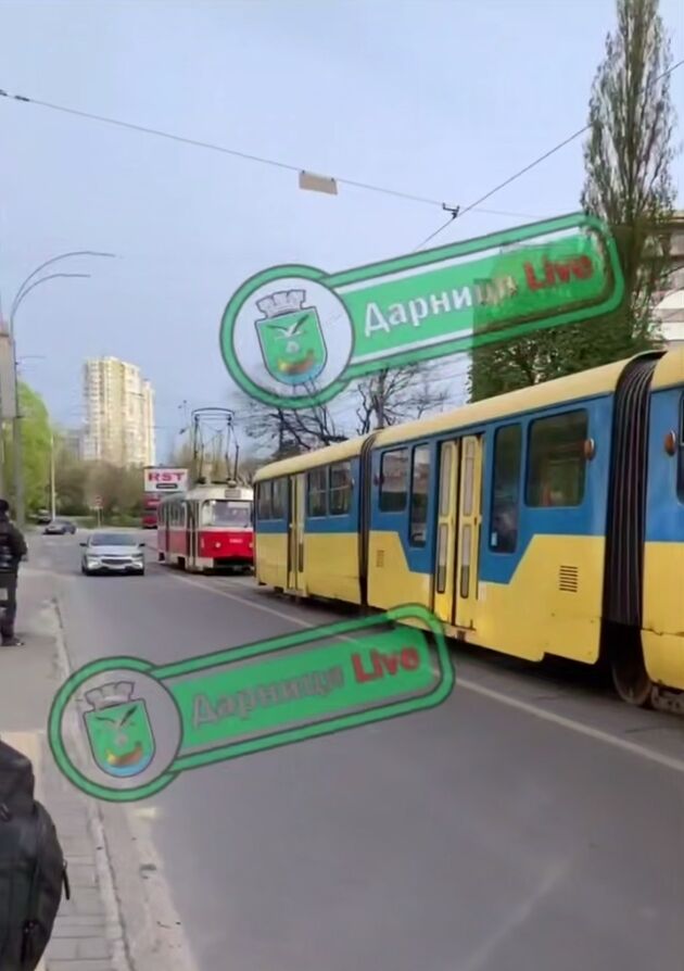 У Києві на Позняках через смерть пасажирки зупинили рух трамваїв. Подробиці та відео