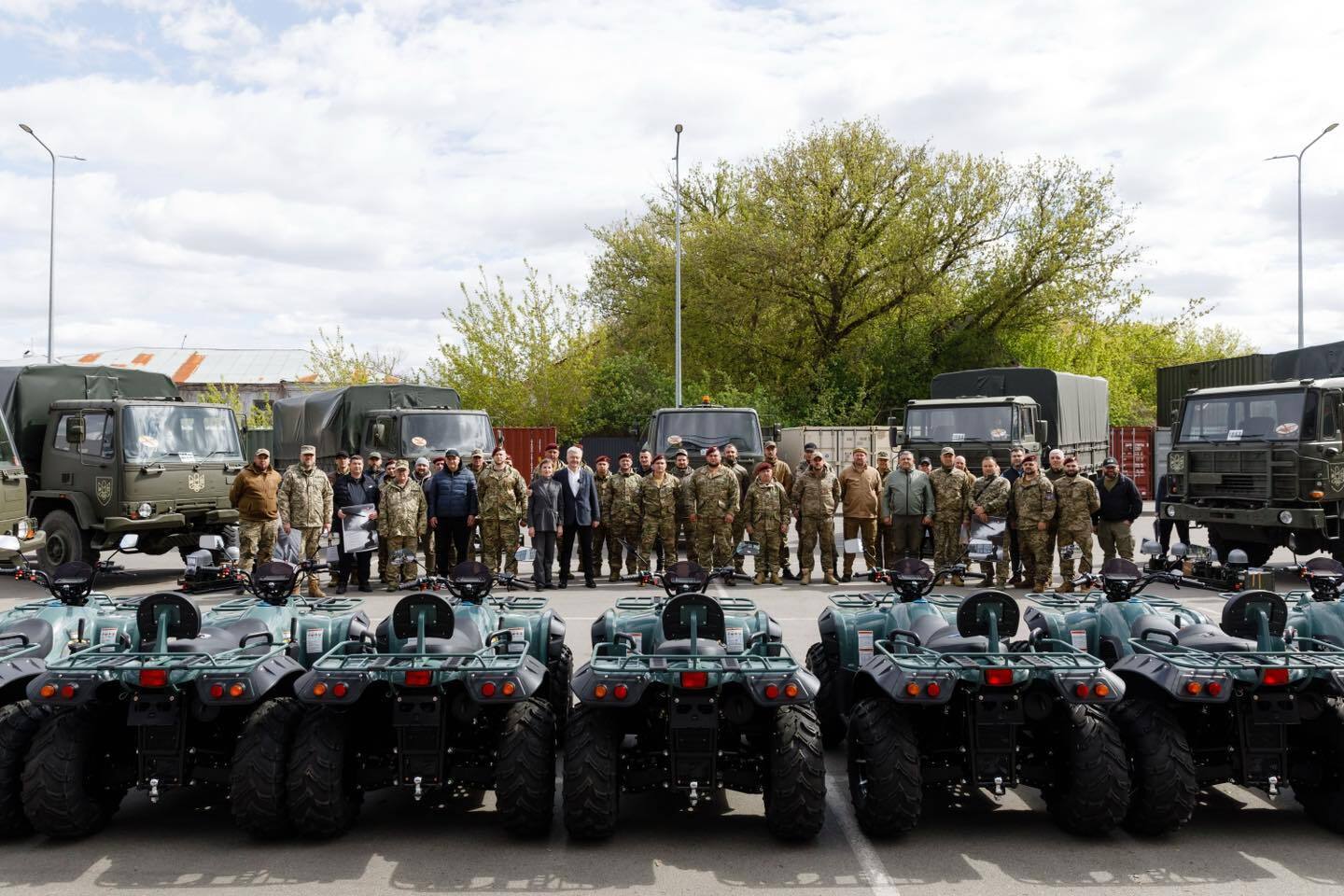 Ребята держат фронт и нуждаются в нашей помощи: Порошенко передал подразделениям ВСУ очередную партию техники