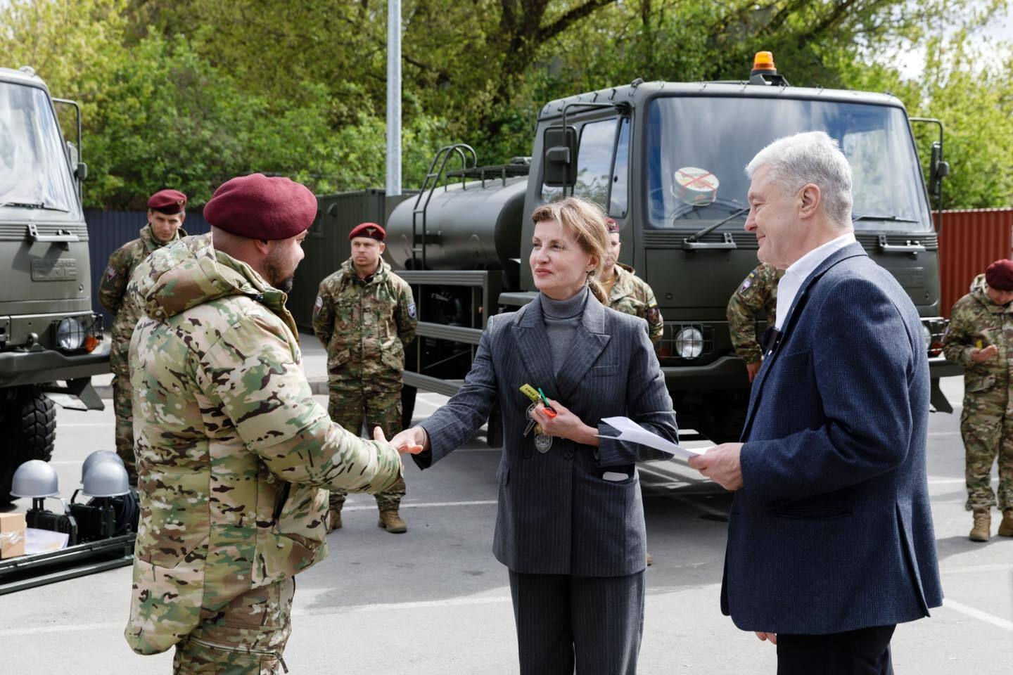 Ребята держат фронт и нуждаются в нашей помощи: Порошенко передал подразделениям ВСУ очередную партию техники