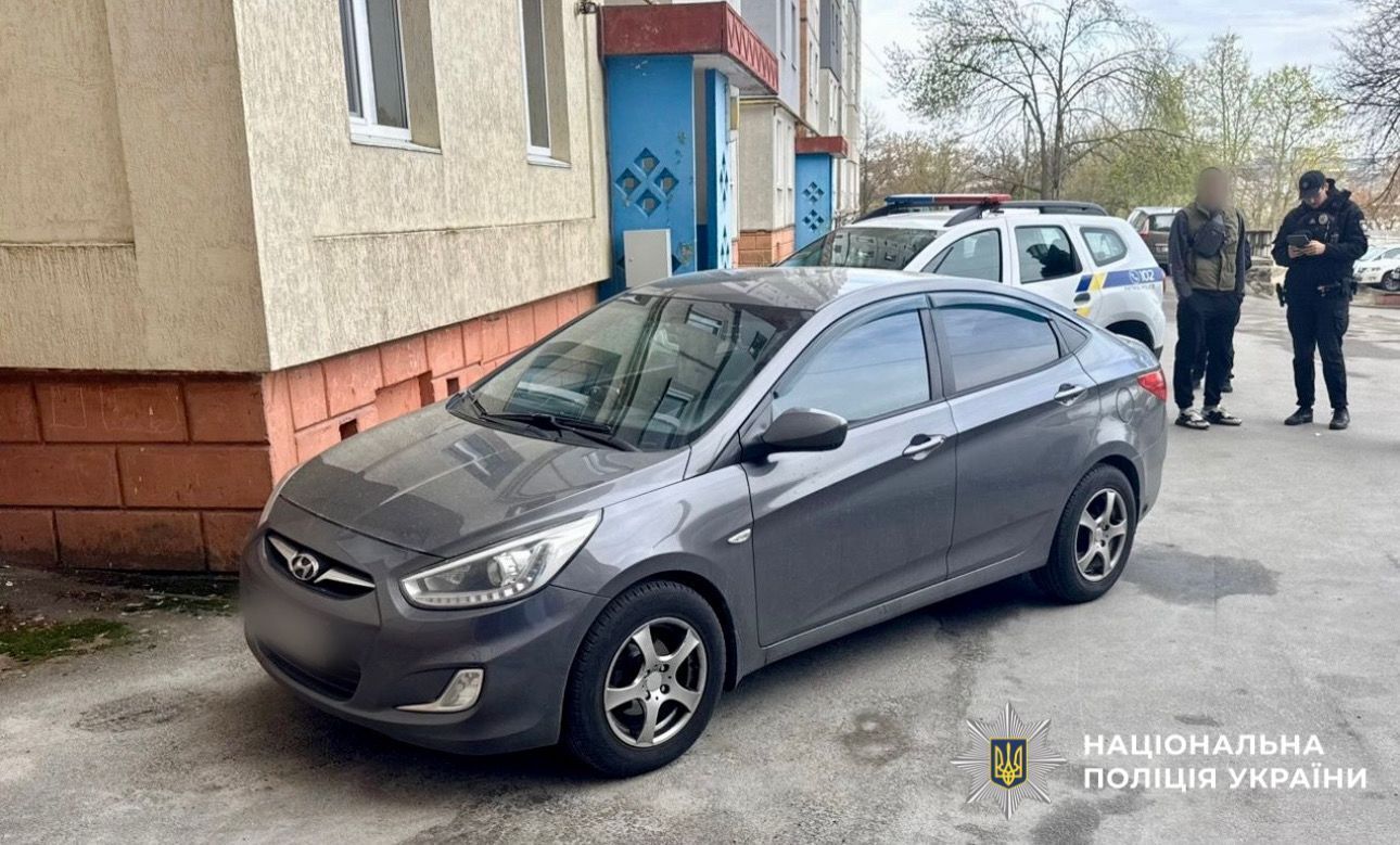 На Київщині водій легковика у дворі будинку збив 10-річну дівчинку: дитину госпіталізували. Подробиці та фото