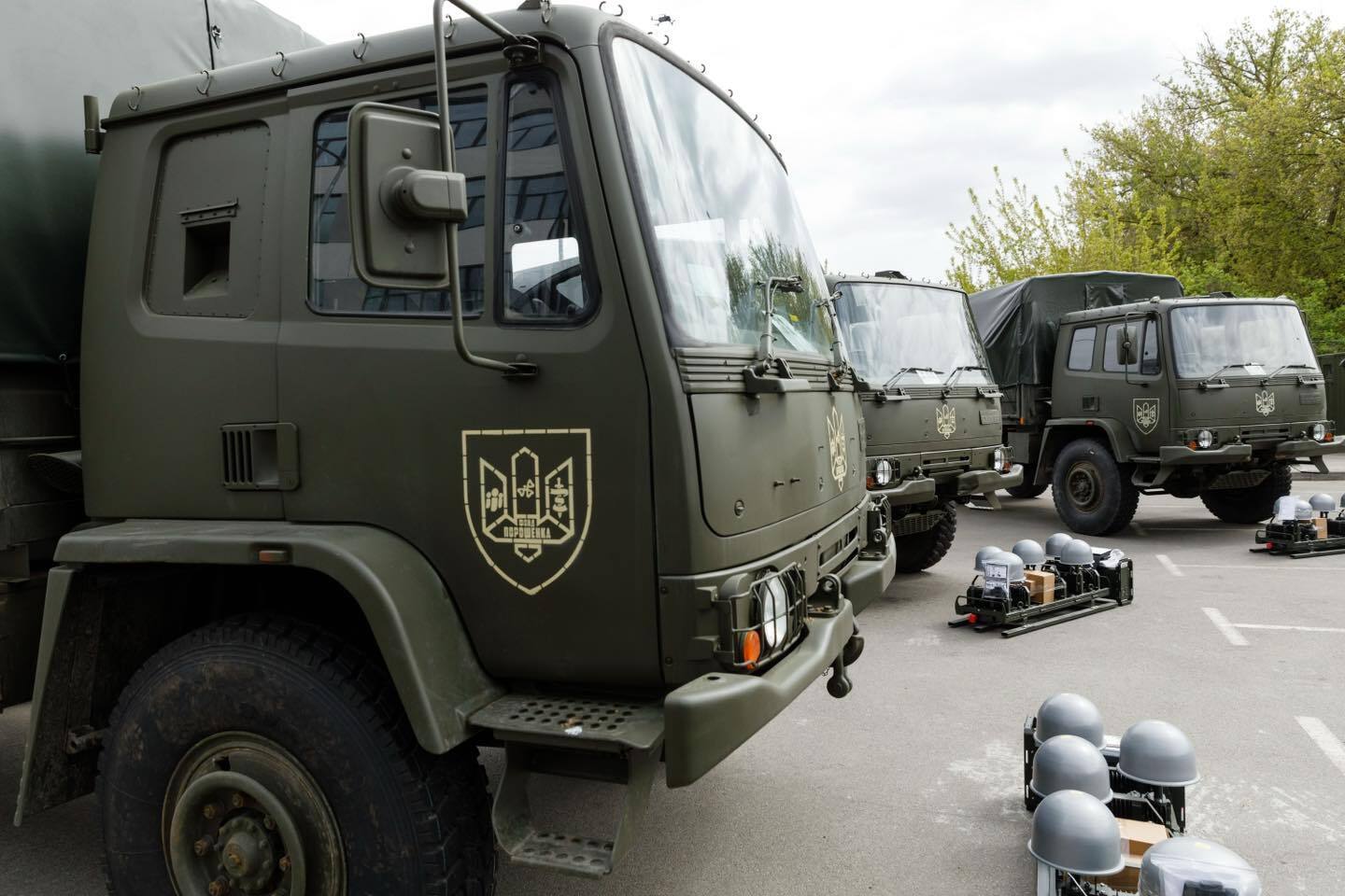 Ребята держат фронт и нуждаются в нашей помощи: Порошенко передал подразделениям ВСУ очередную партию техники