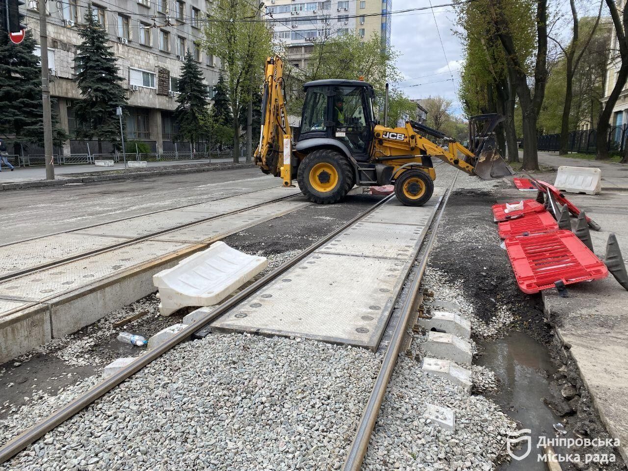 У Дніпрі до кінця року запустять ще 4 низькопідлогових трамваї: оновлення колій вже триває