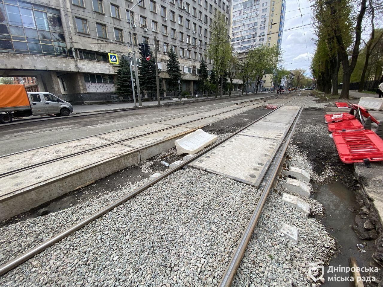 У Дніпрі до кінця року запустять ще 4 низькопідлогових трамваї: оновлення колій вже триває