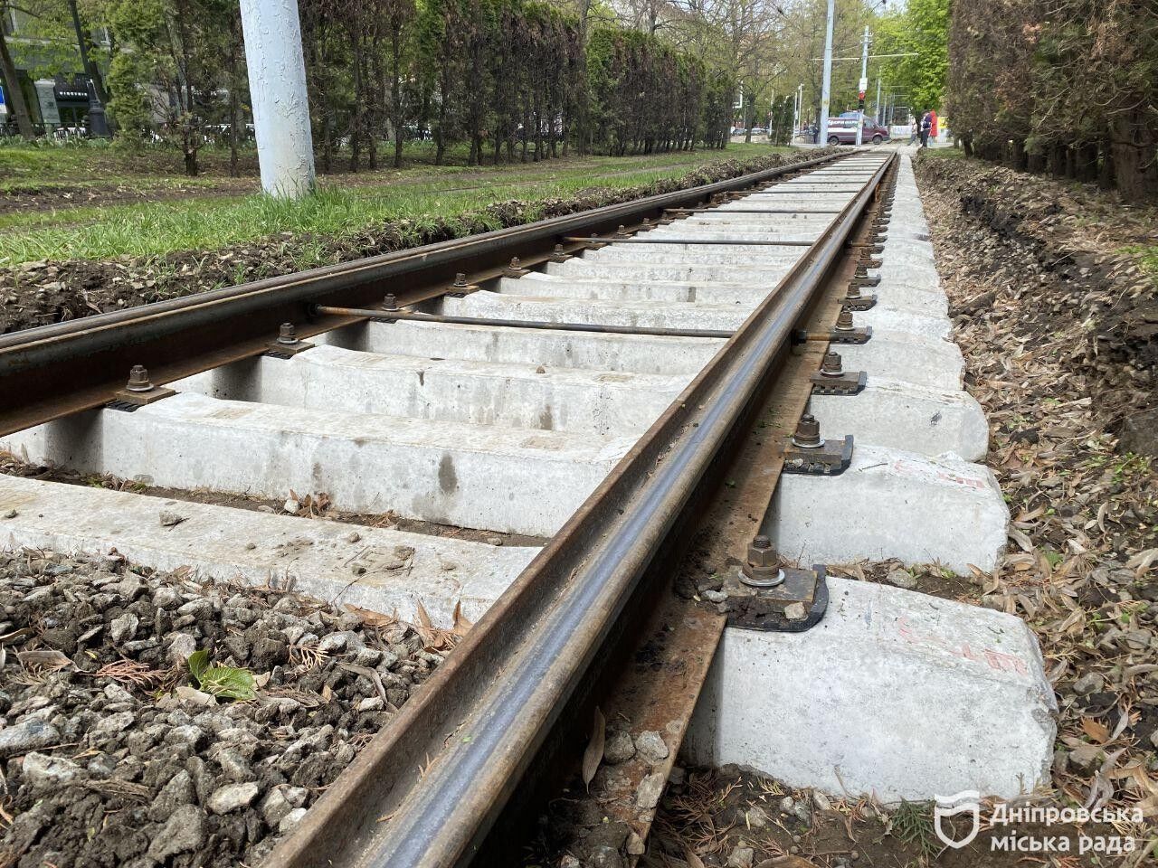 У Дніпрі до кінця року запустять ще 4 низькопідлогових трамваї: оновлення колій вже триває