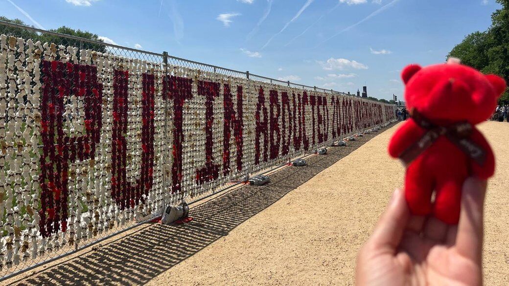 В Вашингтоне установили 20 тыс. плюшевых мишек в поддержку похищенных Россией украинских детей. Фото