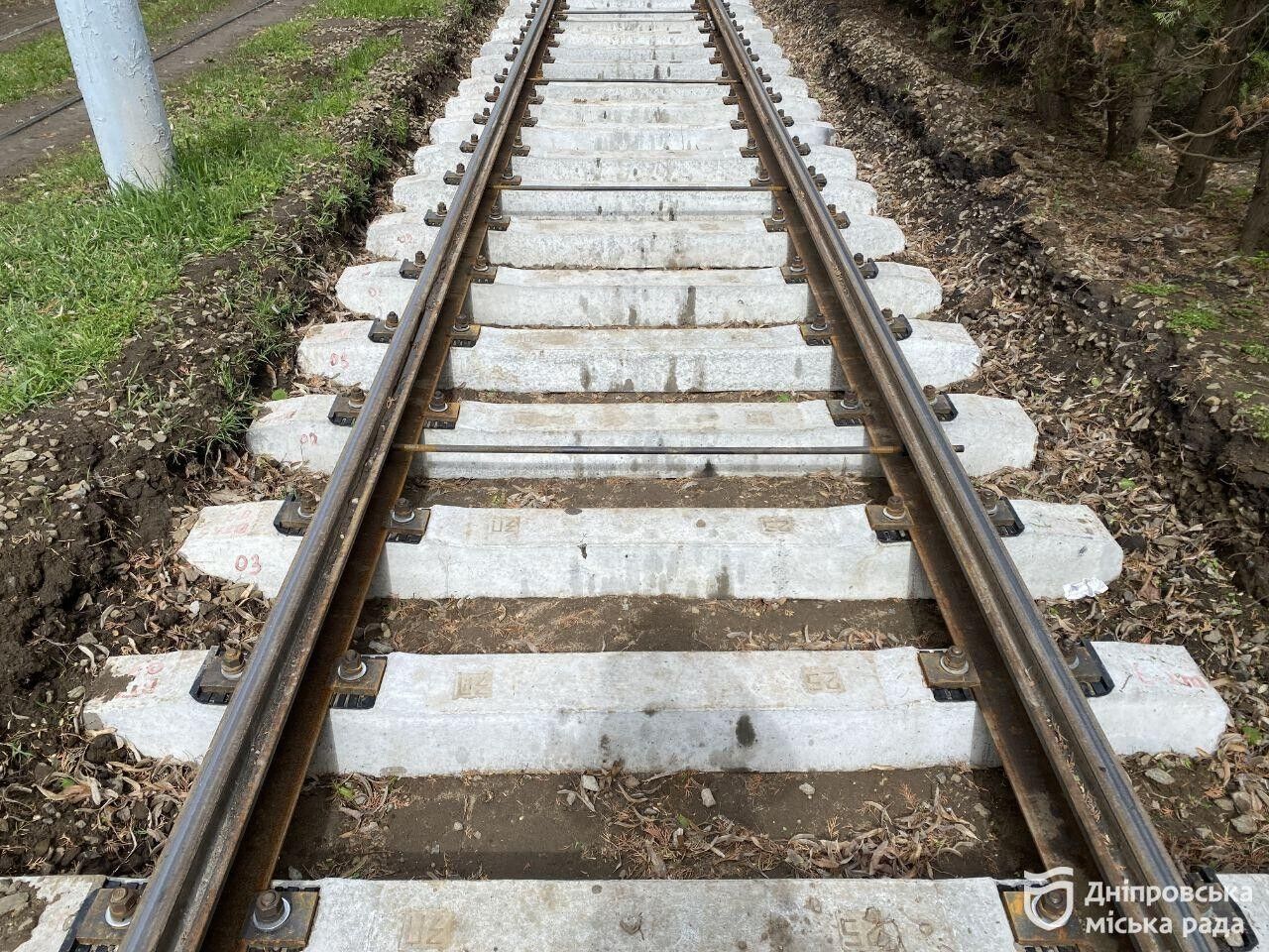 У Дніпрі до кінця року запустять ще 4 низькопідлогових трамваї: оновлення колій вже триває