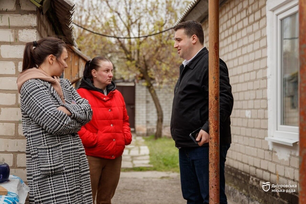 Горсовет Днепра совместно с международными партнерами восстановили дом многодетной семьи после обстрела