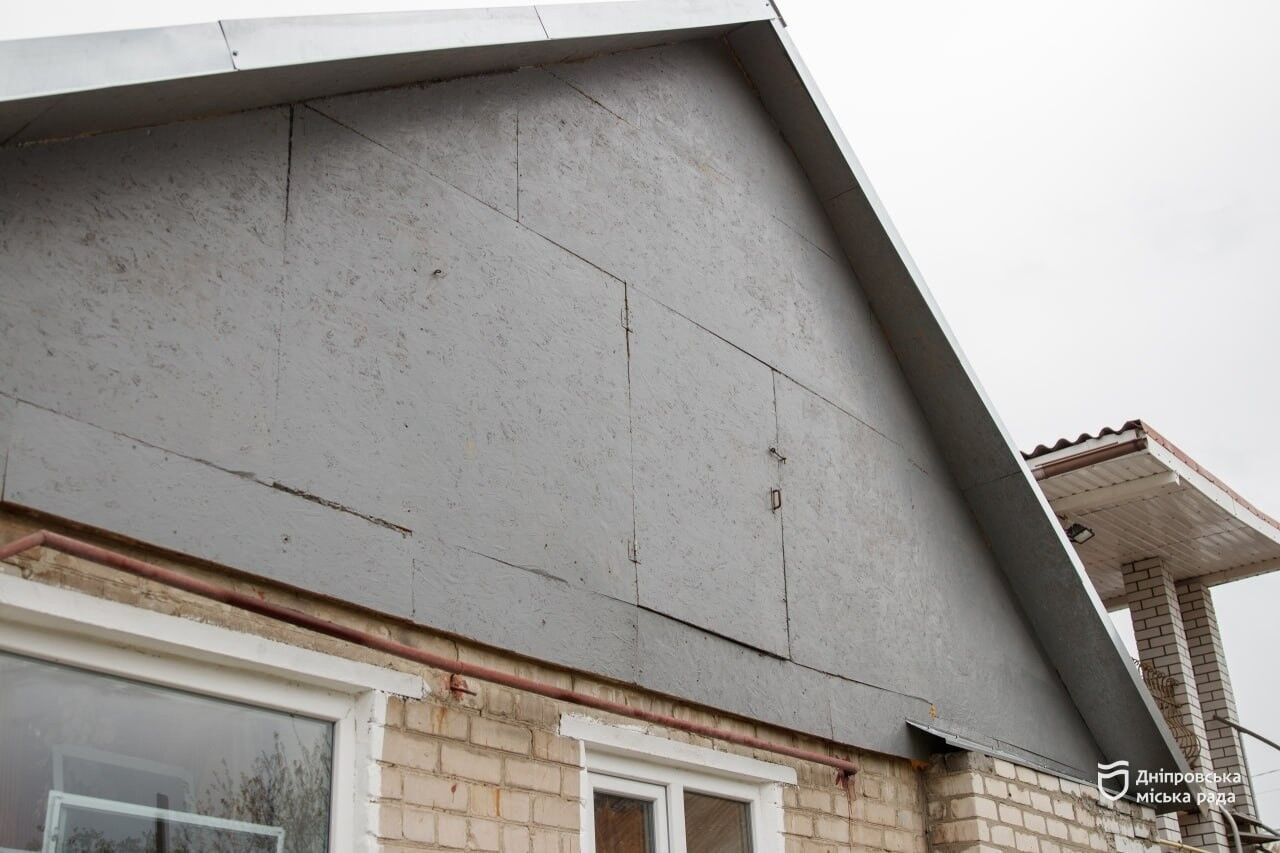 Горсовет Днепра совместно с международными партнерами восстановили дом многодетной семьи после обстрела
