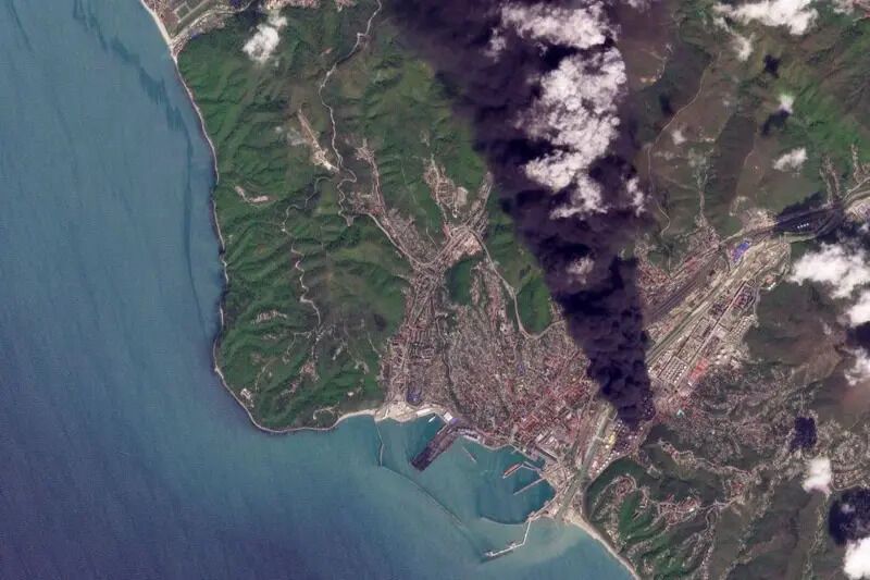 Токсичный дым и зараженная вода: в российском Туапсе жалуются, что после атаки БПЛА курортный сезон "закончился, не начавшись"