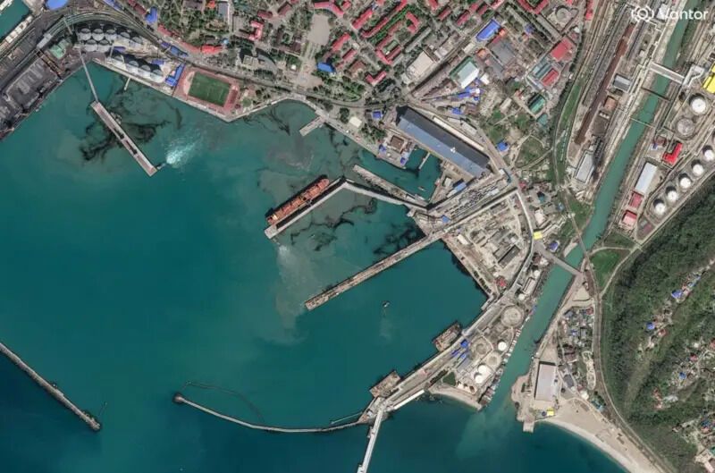 Токсичный дым и зараженная вода: в российском Туапсе жалуются, что после атаки БПЛА курортный сезон "закончился, не начавшись"