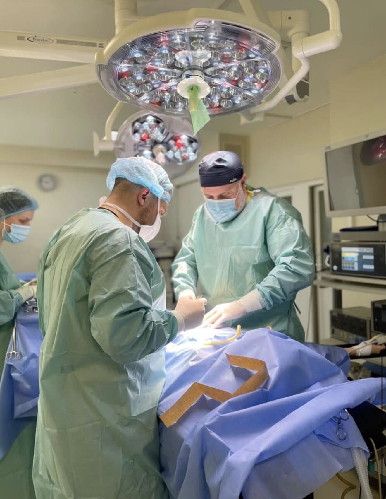 "Синдром Рапунцель": во Львове спасли 13-летнюю девочку с 35-сантиметровым клубком волос в желудке. Фото