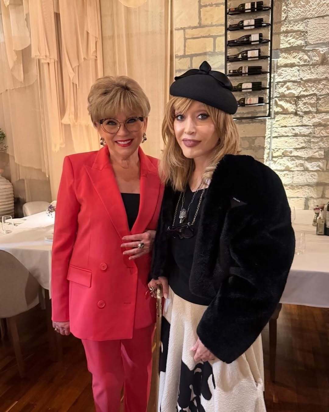 Більше не соромиться тростини: що злі язики кажуть про здоровʼя Пугачової та який вигляд Примадонна насправді має в 77 років