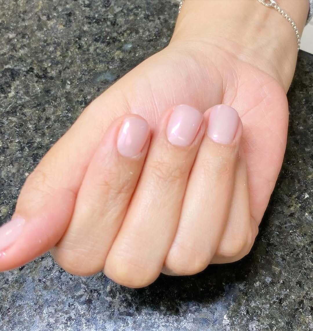 Маникюр в стиле old money снова в тренде: какой это оттенок