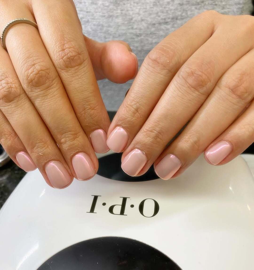 Маникюр в стиле old money снова в тренде: какой это оттенок