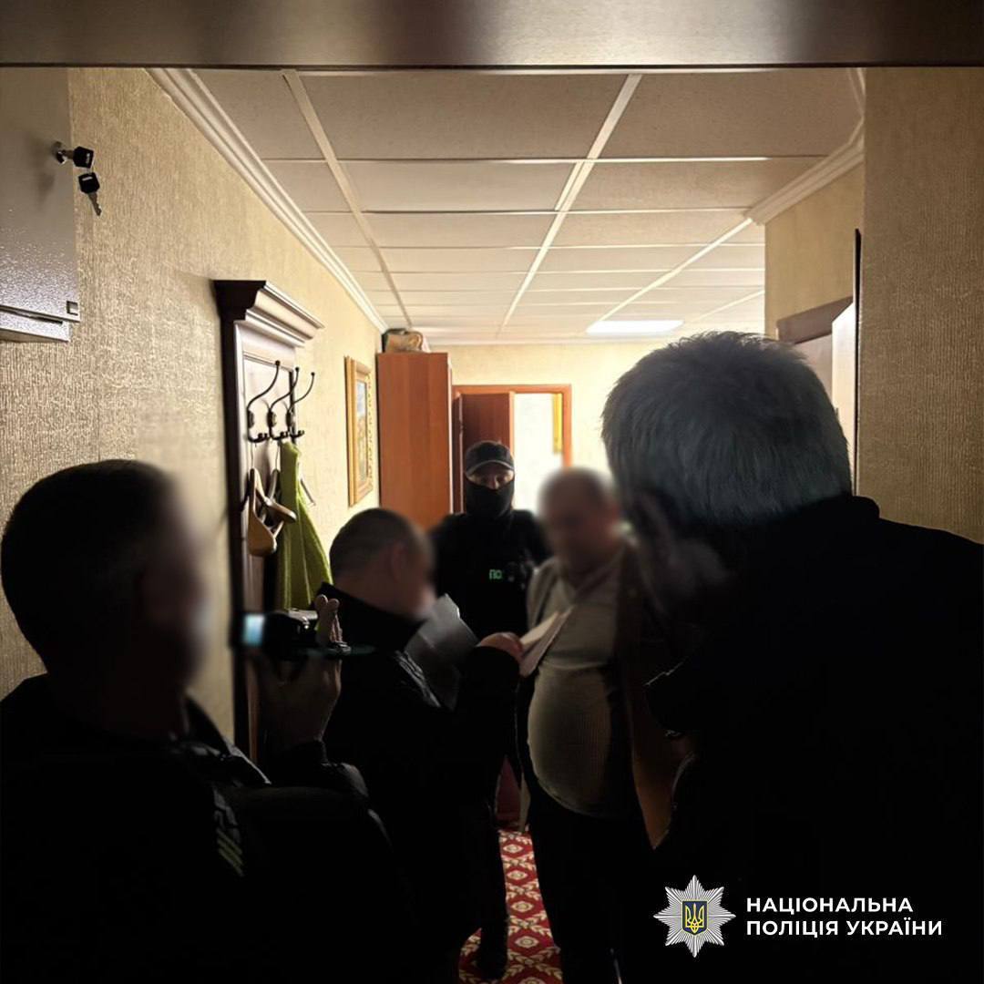 В Киеве полицейские разоблачили супругов юристов и чиновницу РГА на схеме для уклонистов. Подробности, фото и видео