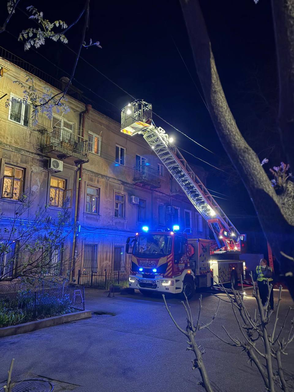 Окупанти атакували Одесу: зафіксовано влучання у житлові будинки, є загиблі і  постраждалі. Фото та відео