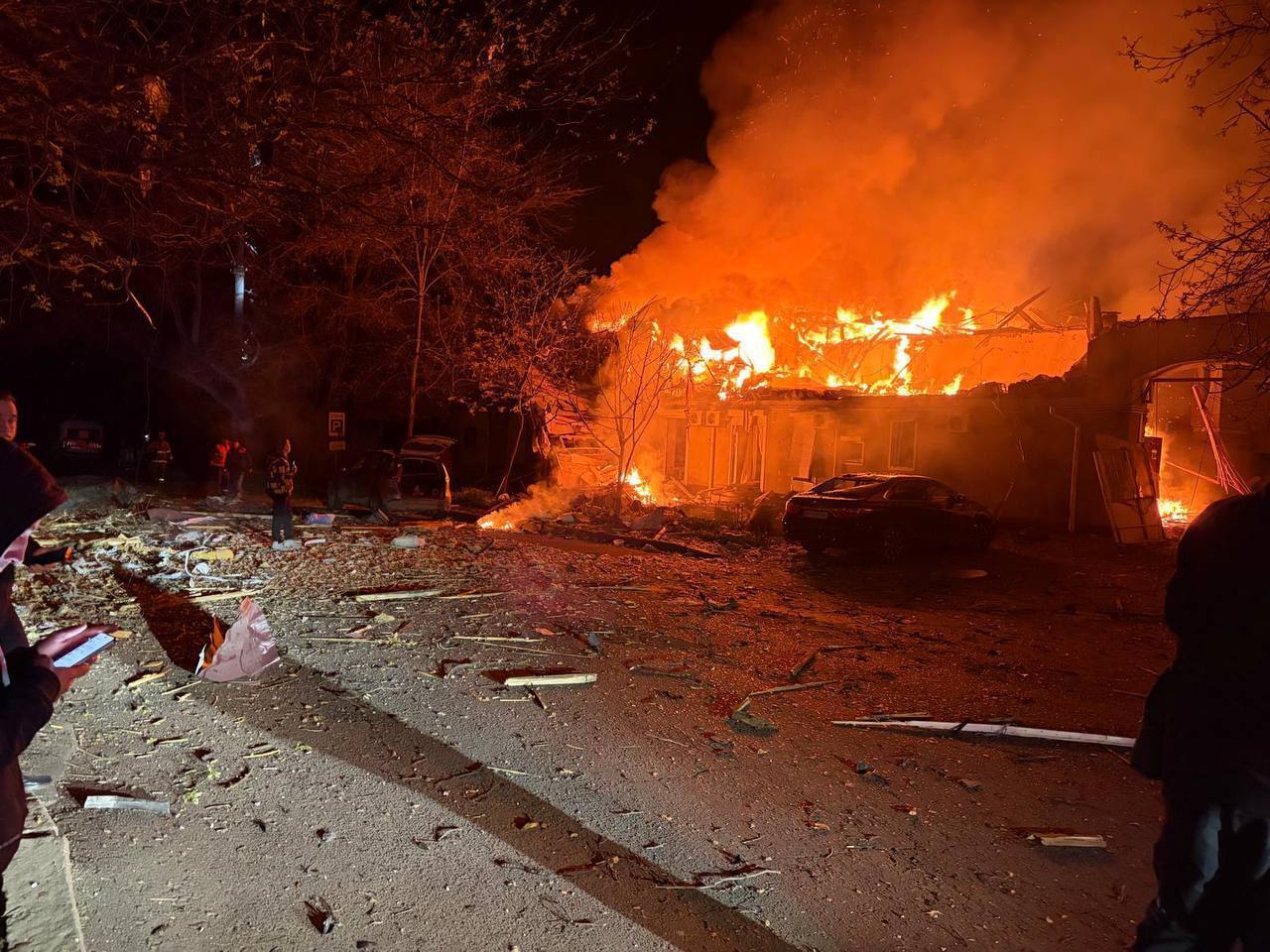 Окупанти атакували Одесу: зафіксовано влучання у житлові будинки, є загиблі і  постраждалі. Фото та відео