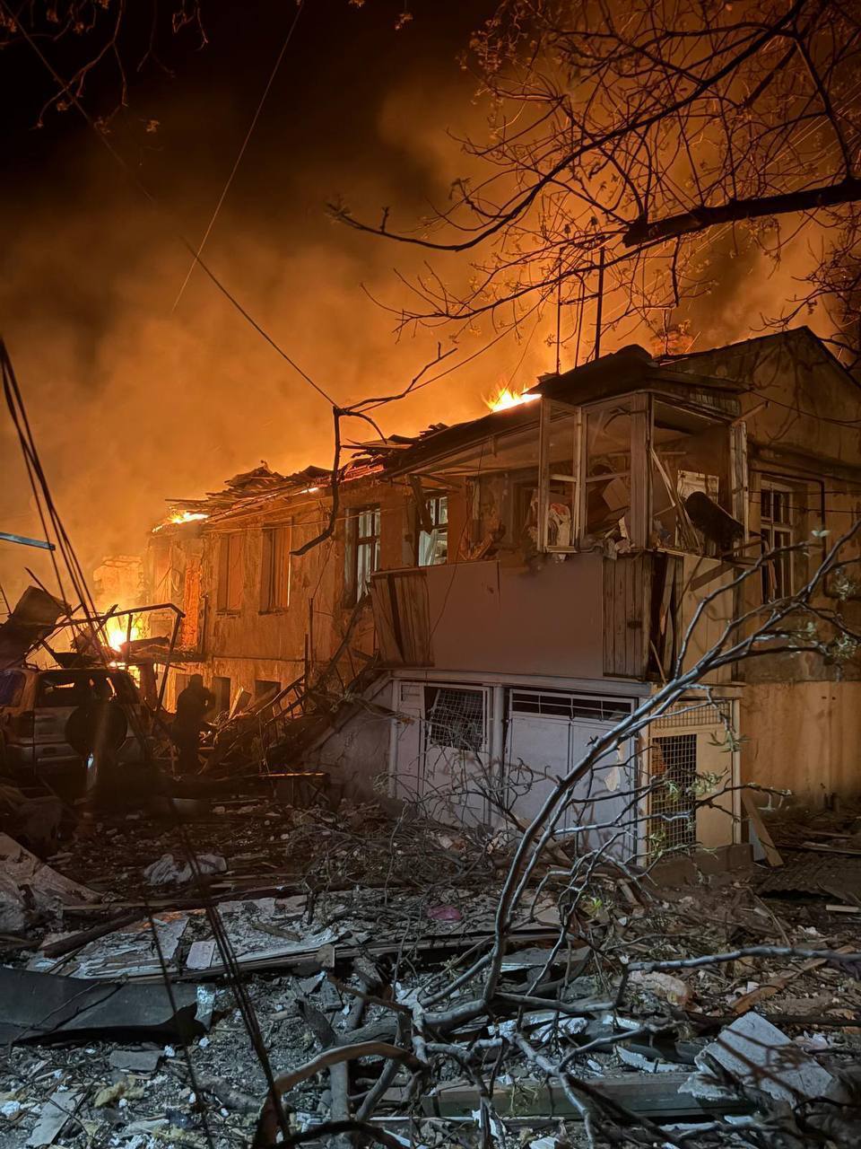Окупанти атакували Одесу: зафіксовано влучання у житлові будинки, є загиблі і  постраждалі. Фото та відео